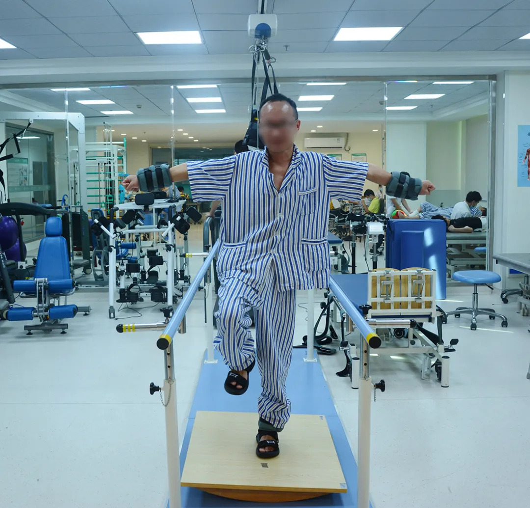 "谈荣华医生说,由于汪先生积极配合康复师治疗,刻苦锻炼,效果很快显现
